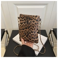 Nahaufnahme der Leoparden-Handytasche mit goldener Kette und weicher Textur - Braun