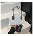 Dettaglio borsa trapuntata bianca con cuciture a V e manico rotondo marrone elegante - Bianco