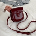 Bolso de hombro burdeos en cuero brillante con correa ajustable y detalles plateados - Rojo