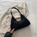 Sac hobo noir à imprimé léopard avec texture en fausse fourrure et fini élégant - Noir