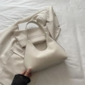 Sac à main blanc cassé avec imprimé animal et design minimaliste sur blazer beige - Blanc