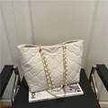 Elegante bolso tote blanco acolchado con diseño de rombos y correa de cadena metálica - Blanco