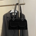 Retro schwarze Tasche aus Wildlederimitat mit zwei Vordertaschen und schmalen Riemen - Schwarz