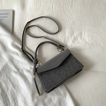 Graue Damen-Handtasche mit Leopardenmuster, verstellbarem Riemen und goldenen Details - Grau