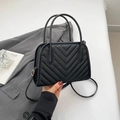 Elegante borsa nera trapuntata a V con tracolla regolabile e manici doppi - Nero
