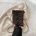 Borsa a tracolla leopardata chic in pelle scamosciata con elegante catena dorata - Caffè (Stampa leopardata)
