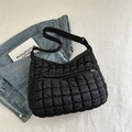 Bolso tote acolchado negro de nailon ligero con elegante textura plisada y correa ancha - Negro