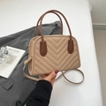 Elegante borsa a conchiglia kaki e marrone con trapuntatura a V e robusto manico superiore - Cachi