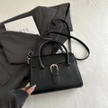 Schlichte schwarze matte Ledertasche mit silberner Hufeisenschnalle für den Business-Alltag - Schwarz