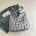 Bolso tote acolchado gris claro con costuras cuadradas y cremallera superior - Gris