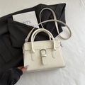 Schicke beige Ledertasche mit Silberschnalle und verstellbarem Schultergurt - Weiß