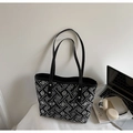 Detalle del bordado floral y remaches plateados en un bolso tote negro para mujer - Negro