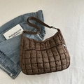 Bolso bandolera acolchado marrón con textura suave de plumón y correa de hombro ajustable - Marrón