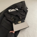 Bolso bandolera chic en contraste de blanco y negro con cierre metálico dorado - Negro