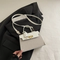 Bolso bandolera tejido para mujer con solapa de cuero blanco y cierre giratorio - Blanco