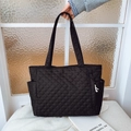 Grande borsa shopper nera trapuntata con motivo a rombi e comode tasche laterali - Nero