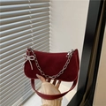 Bolso de hombro de gamuza mate burdeos con cadena plateada y colgante de lazo - Rojo