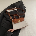 Bolso bandolera de cuero marrón y tela tejida beige con hebilla de metal dorado - Marrón