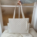 Borsa tote trapuntata beige minimalista con tasche laterali e cerniera in morbido nylon - Bianco