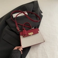 Bolso bandolera en contraste rojo y blanco con textura tejida y cierre dorado - Rojo