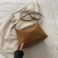 Sac à bandoulière en daim marron minimaliste avec sangle réglable et finition mate - Marron