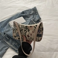 Bolso de hombro en lona beige con bordado floral, correa marrón y colgante de perlas - Estilo 3