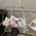 Borsa hobo celeste con stampe di fiocchi rossi e ciondolo a forma di coniglio peluche - Blu Chiaro (Con Ciondolo)