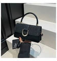 Détail du sac noir avec rabat scintillant, boucle dorée en D et texture en cuir mat - Noir