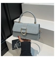 Détail du sac bandoulière bleu clair avec rabat pailleté argenté et boucle en fer à cheval - Gris Argent