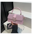 Vue détaillée du sac à main en cuir PU rose avec paillettes et boucle dorée en forme de D - Rose