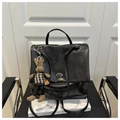 Détail du sac cabas noir en cuir avec fermoir rotatif argenté et breloque lapin - Noir Avec Pendentif