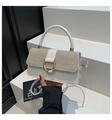 Détail du sac en cuir blanc avec rabat serti de cristaux et fermoir anneau doré - Kaki