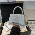 Silberne Paillettenhandtasche mit goldenem S-Buchstaben-Anhänger und gebogenem Boden - Silber