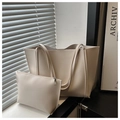 Detail van minimalistische crèmekleurige lederen tote bag set met bijpassende clutch - Wit