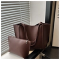 Detail van vintage bruine tote bag set met bijpassend ritszakje en lederen textuur - koffiekleur
