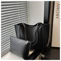 Detail van zwarte lederen tote bag set met een grote tas en bijpassende pouch - Zwart