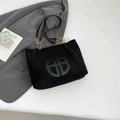 Schwarze Shopper-Tasche aus Wildlederimitat mit Kettenriemen und Logo für den Alltag - Schwarz