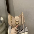 Sac bandoulière demi-lune beige avec chaîne dorée et boucle en D élégante - Kaki