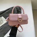 Chique roze handtas met lovertjesstof, lederen details en een gouden gesp-accent - Roze
