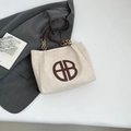 Große beige Canvas-Einkaufstasche mit braunem Lederlogo und Goldketten-Riemen - Weiß