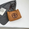 Große braune Wildleder-Einkaufstasche mit dunklen Lederriemen und Goldkettendetail - Braun