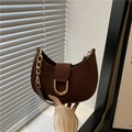 Bolso de hombro retro marrón oscuro de media luna con cadena dorada y ante mate - café