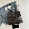 Borsa tote retrò marrone scuro con chiusura a girello su uno sfondo elegante - Senza Ciondolo / caffè