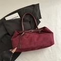 Vintage-Shopper aus burgunderrotem Wildleder mit dunkelbraunen Lederriemen auf Stoff - Rot