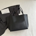 Sac fourre-tout noir mat minimaliste avec deux bandoulières sur un tissu blanc - Noir