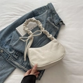 Schultertasche aus cremefarbenem Cord mit rosa Stickereien und plissiertem Tragegriff - Weiß