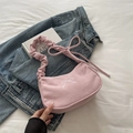 Rosafarbene Cord-Achseltasche mit Schleifenstickerei und gerafftem Träger - Rosa