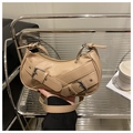 Detalle de bolso hobo beige que muestra correa cruzada con hebilla de metal plateado - Caqui