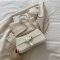 Bolso de hombro blanco crema en cuero mate con hebilla dorada sobre blazer beige - Blanco