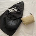 Sac seau minimaliste noir et beige avec pochette intérieure amovible en toile - Noir